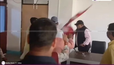 राष्ट्रिय झण्डाको अपमान गर्दै भूइँमा बजारेका सांसद विरेन्द्र सिंह भन्छन्ः सुरक्षित गर्न साइड लगाएको 'भ्रम फैलाए'!